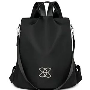 femme avec sac à dos urbain pour ordinateur